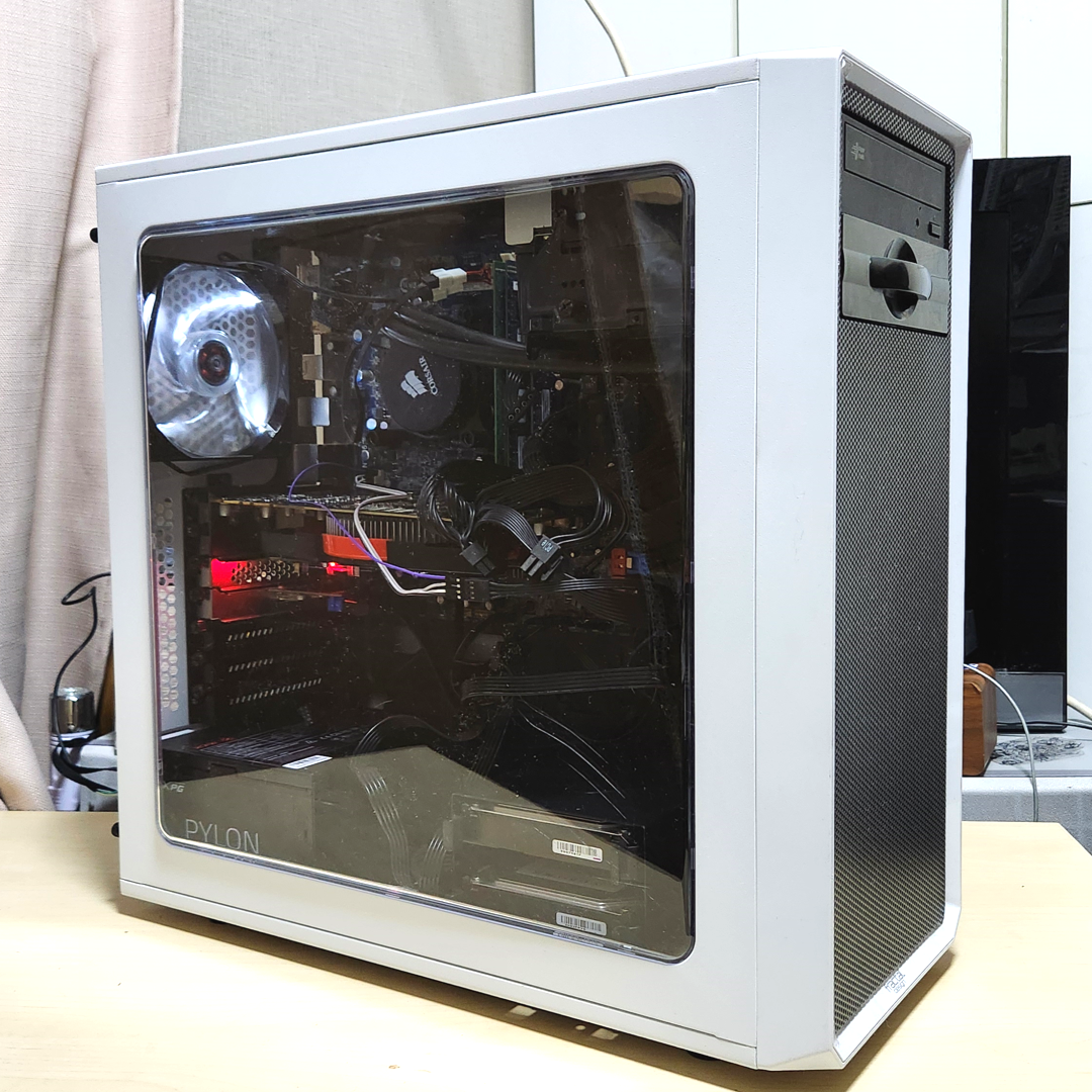 支援物資で復活させたときのメインPCの写真。