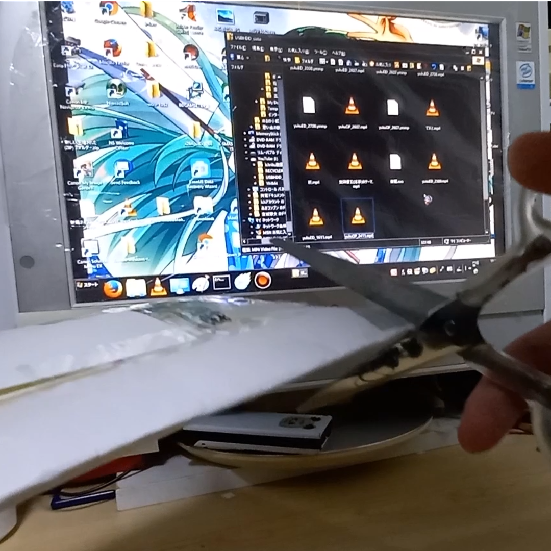 粉ミルク動画の一部より。奥に見えるPCがサブのXP機。